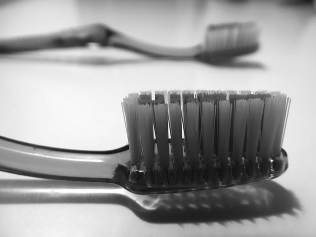 Mit einer Schallzahnbürste deutlich besser Zähne reinigen können